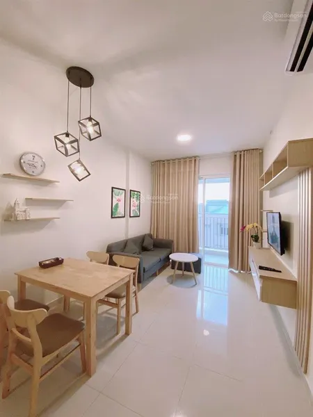 Bán căn hộ sky center, 2 phòng ngủ 2wc, số 10 phổ quang giá 6tỷ