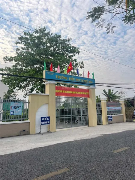 Bán đất nền thổ cư mặt tiền rạch bờ ao gần thị trấn phú hoà thoại sơn ag.