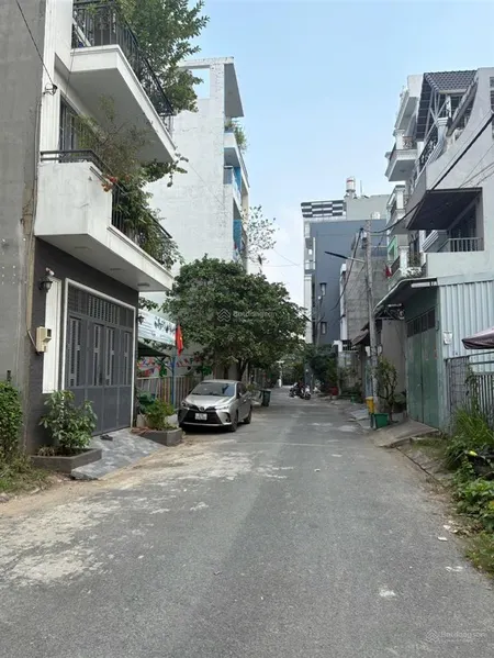 Bán nhà giáp gò vấp lững 3 lầu đường 8m thông