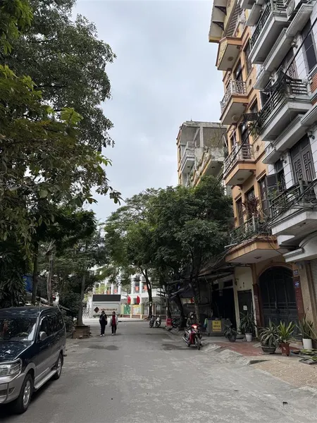 View tttm trường học 2 vỉa hè 3 ô tô tránh thang máy cực êm