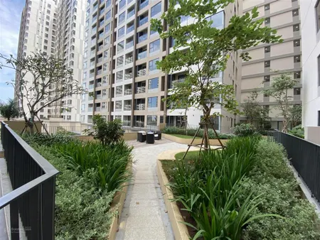 Bán căn hộ 2pn, 2wc tầng 3 có sân vườn 500m2 trước nhà, 77m2, sổ sẵn.