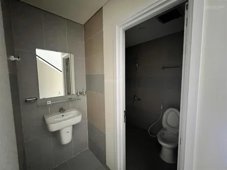 Bán căn nhà 3 tầng vừa bàn giao mới 100%, sổ đỏ hoàn công, mua bán công chứng sang tên ngay.