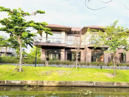 Biệt thự căn góc view kênh nhà xây sẵn mua giá gốc cđt khu đô thị waterpoint