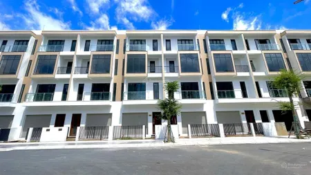 Nhà phố xây sẵn 6x18m, giá 5,3 tỷ (full giá 100%), giá tốt nhất để đầu tư. em phước 0938 193 ***