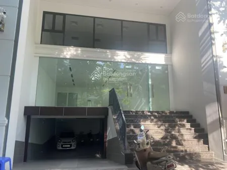 Cho thuê nhà ở hoàng công chất 100m2, 3 tầng, 1 hầm, kinh doanh tốt.