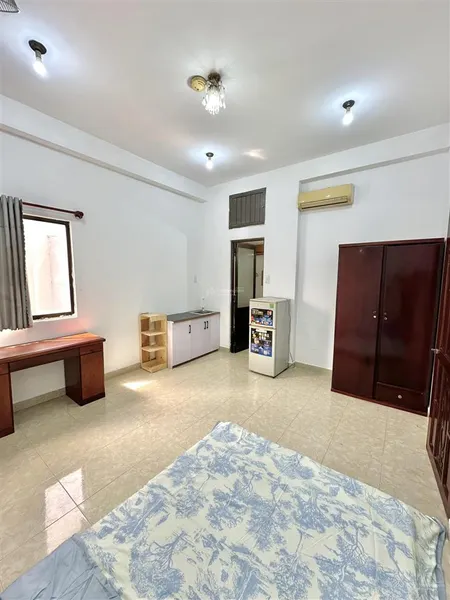 Phòng cửa sổ thoáng bạch đằng gần ngã tư hàng xanh