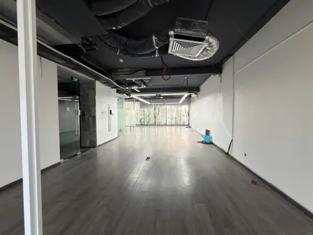 Văn phòng 150m2 nằm gần khu vực sân bay. giá thuê tốt trong khu vực