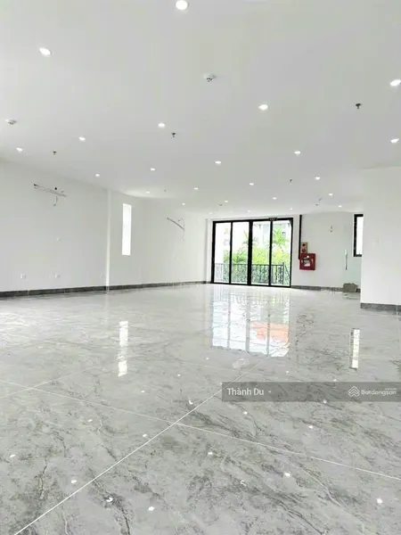 Cho thuê mặt bằng văn phòng 140m2 giá 15 tr / tháng thạch bàn , long biên