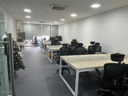 Văn phòng 100m2 đã setup bàn ghế, đường trần hưng đạo, giá 18tr/tháng