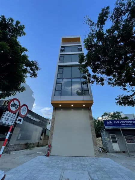 Cho thuê nhà mặt tiền núi thành . 3,5 tầng . trung tâm thành phố .