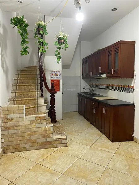 Cho thuê nhà riêng biệt 5 tầng võng thị 4 phòng ngủ cách hồ tây 200m, 5m ra ngõ rộng ô tô đỗ ở + kd