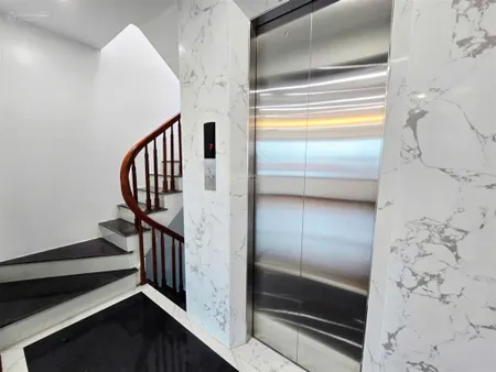 Cho thuê nhà mới toanh phố hoàng ngân 70m2 7 tầng thang máy vù vù, ô tô đỗ thỏa mái, 35tr/th