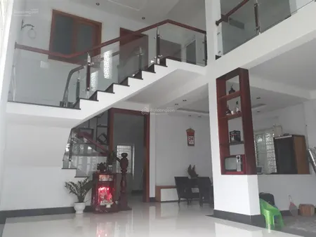 Cho thuê nhà nguyên căn 90m2 x 2 tầng, tt tp quảng ngãi, có sân vườn, gara oto, 4 phòng ngủ
