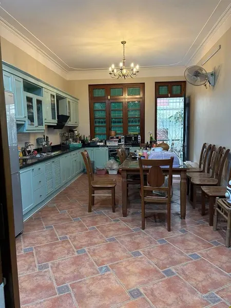 Cho thuê căn nhà tại ngõ 374 âu cơ. mặt bằng 100 m2, dt xd 1 tầng 76 m 2. giá 25 triệu