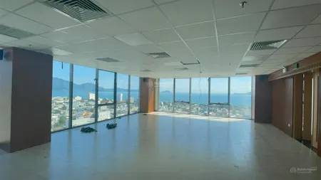 Văn phòng view biển, diện tích 500m2, giá chỉ 170.000đ/m2/th