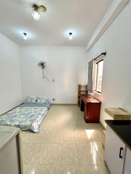 Phòng cửa sổ thoáng Bạch Đằng gần ngã tư Hàng Xanh