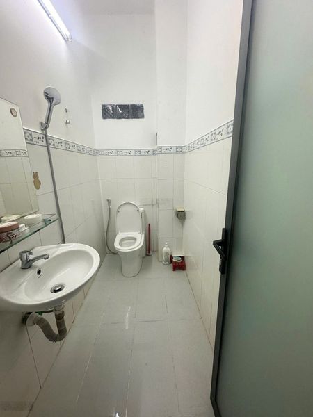 Nhà phố trệt 2 lầu 4pn ngay công viên làng hoa đường lê văn thọ