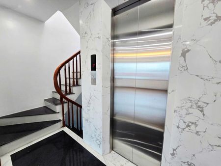 Cho thuê nhà mới toanh phố Hoàng Ngân: 70m2 7 tầng thang máy vù vù, ô tô đỗ thỏa mái, 35tr/th