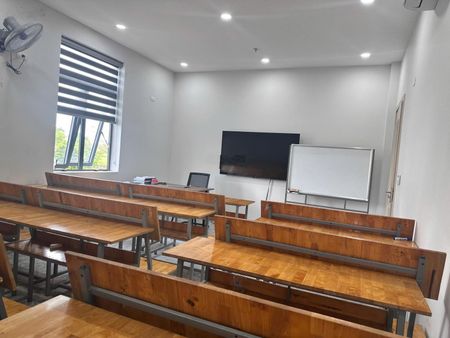 Cho thuê tòa nhà view sông. Tiện làm văn phòng công ty, trường mẫu giáo, TT đào tạo, phòng trọ sv.