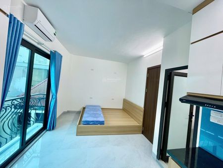 Cho thuê phòng ban công, giá chỉ 5.400.000, tại ngõ 612 Đê La Thành, gần ô tô, gần ngã tư Giảng Võ.