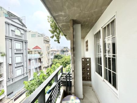 Phòng ban công có thang máy tại KDC Trung Sơn full nội thất
