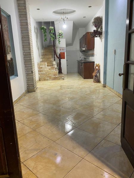 Cho thuê nhà riêng biệt 5 tầng Võng Thị 4 phòng ngủ cách Hồ Tây 200m, 5m ra ngõ rộng ô tô đỗ Ở + KD
