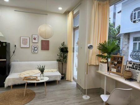 Cho thuê phòng full nội thất ban công 32m2, đường Lê Văn Sỹ, Quận 3