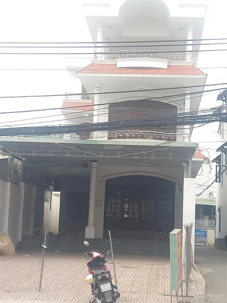 Cho thuê nhà 1 trệt 2 lầu, dt 8 x 28m = 390m2 tổng dt sàn gần 700m, ngay chợ 26, mt đồng khởi. bh