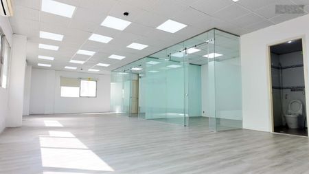 Cho thuê văn phòng 100m2 ngay TT Võ Văn Tần Q3, có sẵn phòng riêng