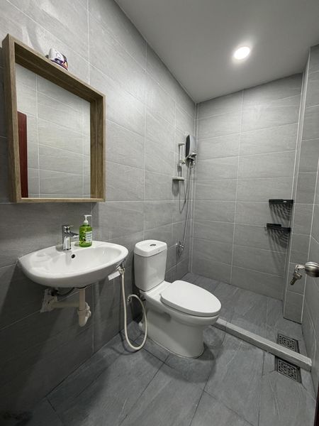 Cho thuê nhà nguyên căn mới, 2PN, 1 toilet, 1 bếp, sàn gỗ, ban công, đường Nguyễn Công Trứ, Quận 1