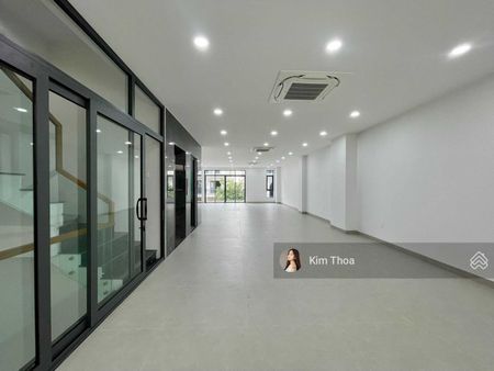 Tầng trệt 7x22m Vạn Phúc sẵn vách kính, sàn trống suốt, có thang máy, máy lạnh, hầm xe. Giá 17tr
