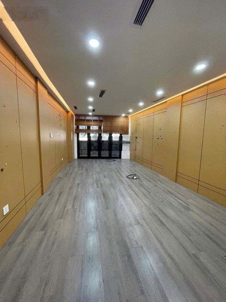 Cho thuê cả nhà 66m*6.5 tầng, mặt phố Phố Lê Trực, Phường Điện Biên, Quận Ba Đình, giá 55 triệu(TL)