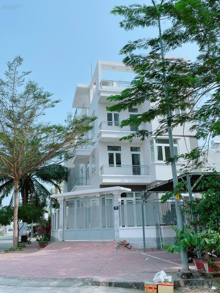Cho thuê nhà phố căn góc KDC 13E Intresco hai mặt tiền đường đường Số 7 và Số 4, đối diện chung cư