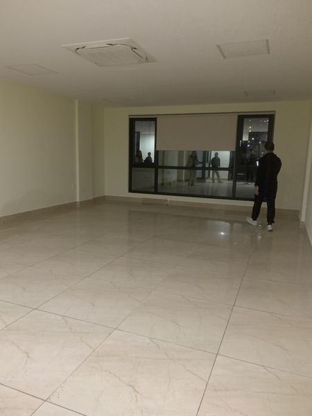 Cho thuê nhà mặt đường dịch vọng 100m x 6 tầng 5 tầng nổi + 1 hầm ô tô tránh thông sàn .