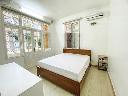 Cho thuê NR 4PN, 2WC, 120m2 ở Tây Hồ, giá cực chất 28 triệu VND