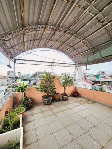 Góc 2 - 4 - 6 - 8 Huỳnh Thúc Kháng và 121 Hồ Tùng Mậu, Quận 1