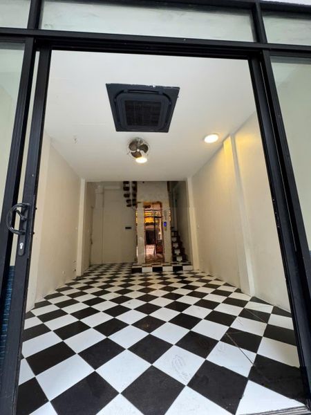 Cho thuê nhà MP Triệu Việt Vương: 33m2 x 6,5 tầng, MT: 4m, thang máy, nguyên căn. LH: 0974557067