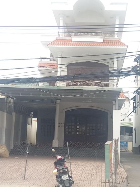 Cho thuê nhà 1 trệt 2 lầu, DT 8 x 28m = 390m2 tổng DT sàn gần 700m, ngay chợ 26, MT Đồng Khởi. BH