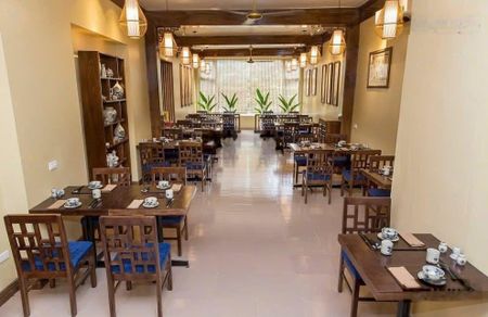 Cho thuê nhà mặt phố tại Nguyễn Đình Thi, mặt tiền 10m, dt 150m2x 3tầng, view tây Hồ cực HOT