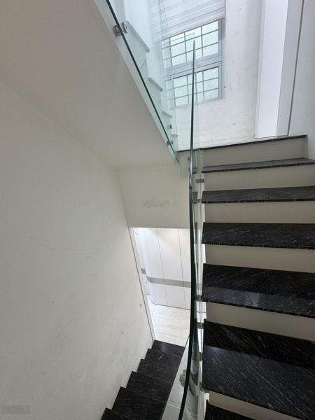 Cho thuê nhà Triệu Việt Vương,130m2 x 3 tầng + tum, mặt tiền 6m, giá thuê 100tr/tháng.