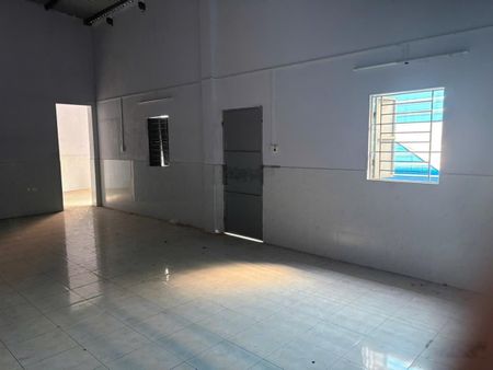 Cho thuê nguyên căn nhà mặt tiền ngang 8m, ngay ngã ba Tân Hoà Đông với Chiến Lược
