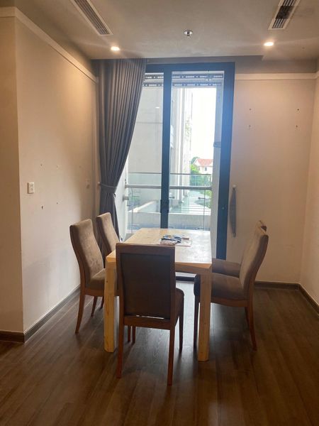 Cho thuê CHCC VInhomes Symphony Long Biên, 31m2, 1 PN, 1WC, tầng 2, ban công hướng nội khu