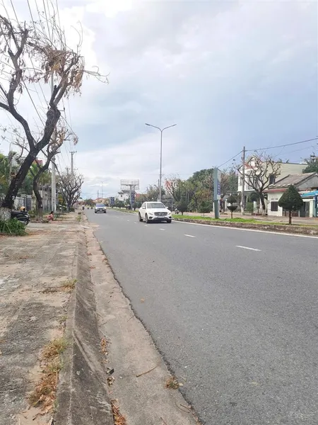 Cần bán gấp lô đất mặt tiền lạc long quân, trục chính của hội an, đất đẹp nở hậu 3 mặt đường.