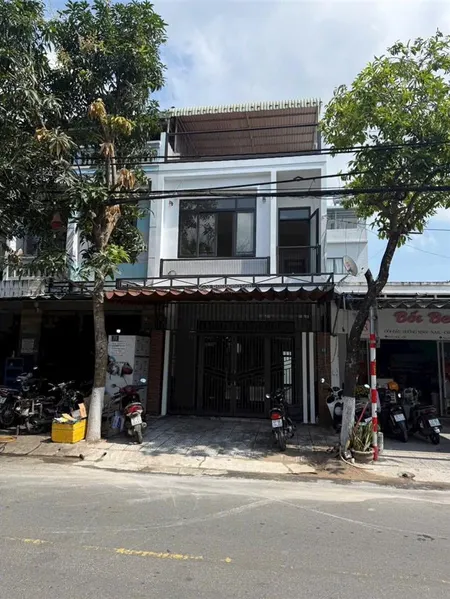 Bán nhà 3 tầng đô đốc lộc (7m5). vị trí sát chợ hoà xuân. hướng tây nam, gồm 4p ngủ, 3 toilet
