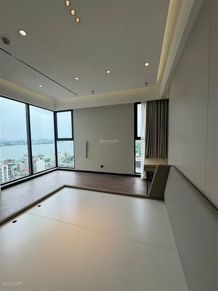 Gia đình có nhu cầu bán căn water mark 145m 3pn ,view hồ giá 22 tỷ. 0936 242 ***
