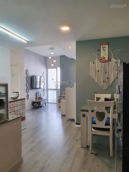 Cần bán căn hộ sài gòn town. diện tích 85m2, 3 phòng ngủ, giá bán 2 tỷ 7. giấy tờ hợp lệ