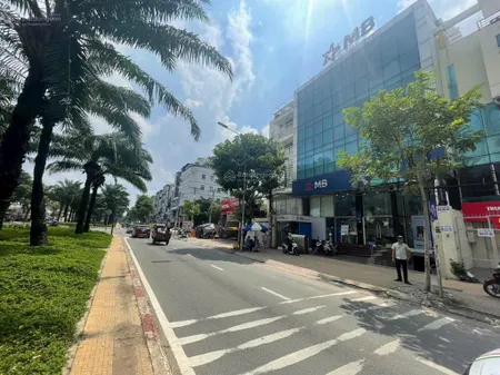 Chỉ với 16,5 tỷ có ngay căn nhà đẹp mặt tiền đường phạm hùng kdc đại phúc. e dung 0931 017 ***