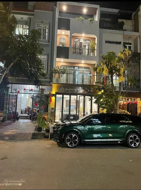 Chính chủ cần bán nhà phố mt đường lớn gần công viên tđc phú mỹ đường d1
