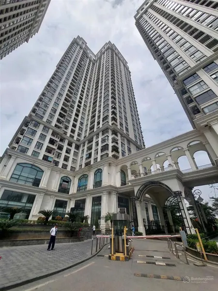 Bán căn 2 ngủ tòa r3 hướng đông view sông hồng không dính tâm linh, tầng cao thoáng, sổ đỏ cất két