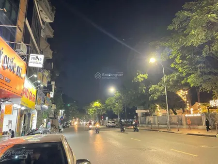 Ô tô đỗ cửa đối diện bảo tàng hồ chí minh gần lăng chủ tịch hồ chí minh khu phố vip 50mx5tầng